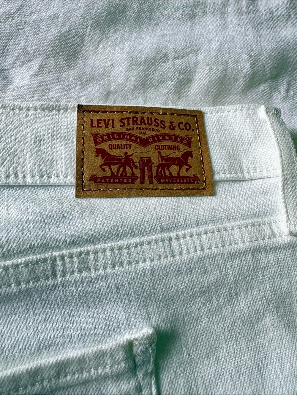 Levi’s Women’s White Bermuda Shorts 26W Mid Rise Stretch Denim Summer Casual - Picture 3 of 12